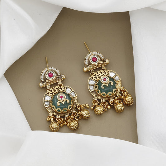 Elegant Antique Necklace Set with Green Stone, Uncut Polki, and Kemp Detailing