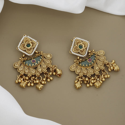 Antique Gold Toned Kundan Pearl Necklace Set