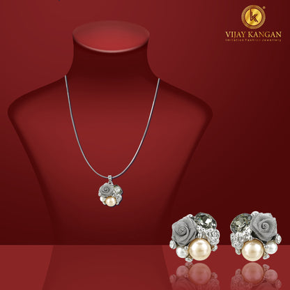 Trendy Silverpolished Swarovski Flower Design Pendent Set