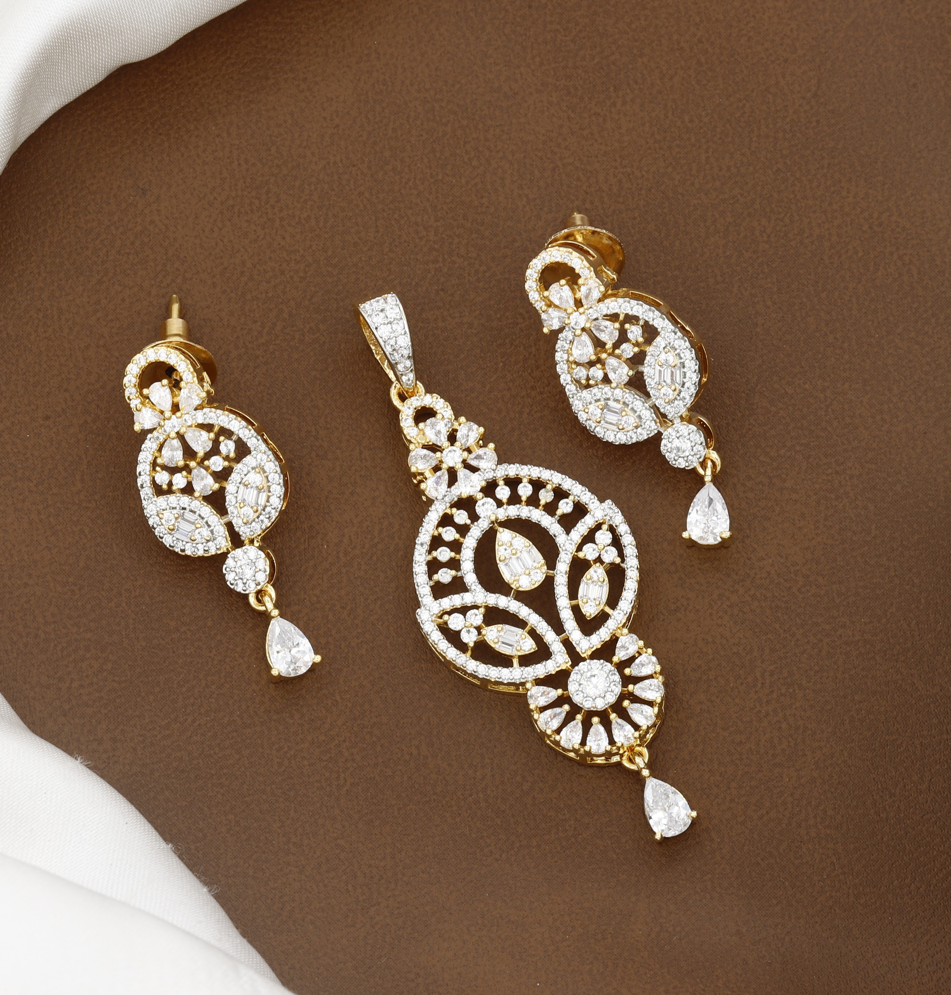 Elegant Floral Gold & Diamond Pendant Set With Chain
