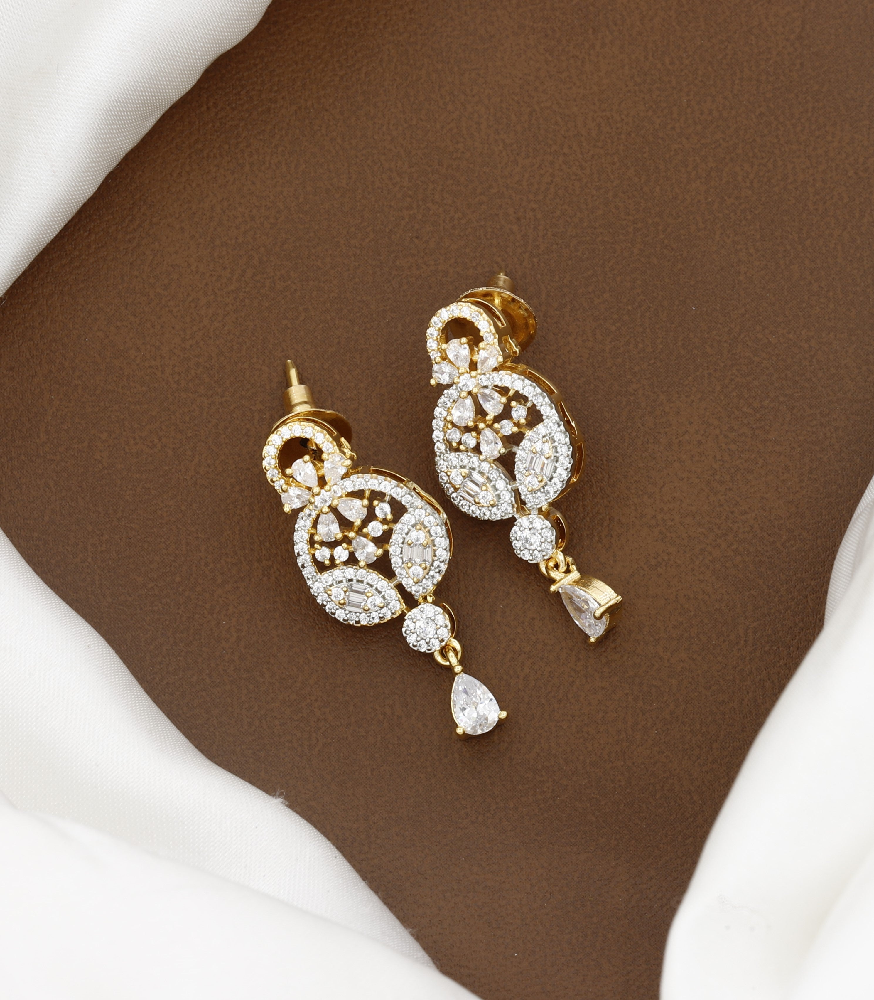 Elegant Floral Gold & Diamond Pendant Set With Chain