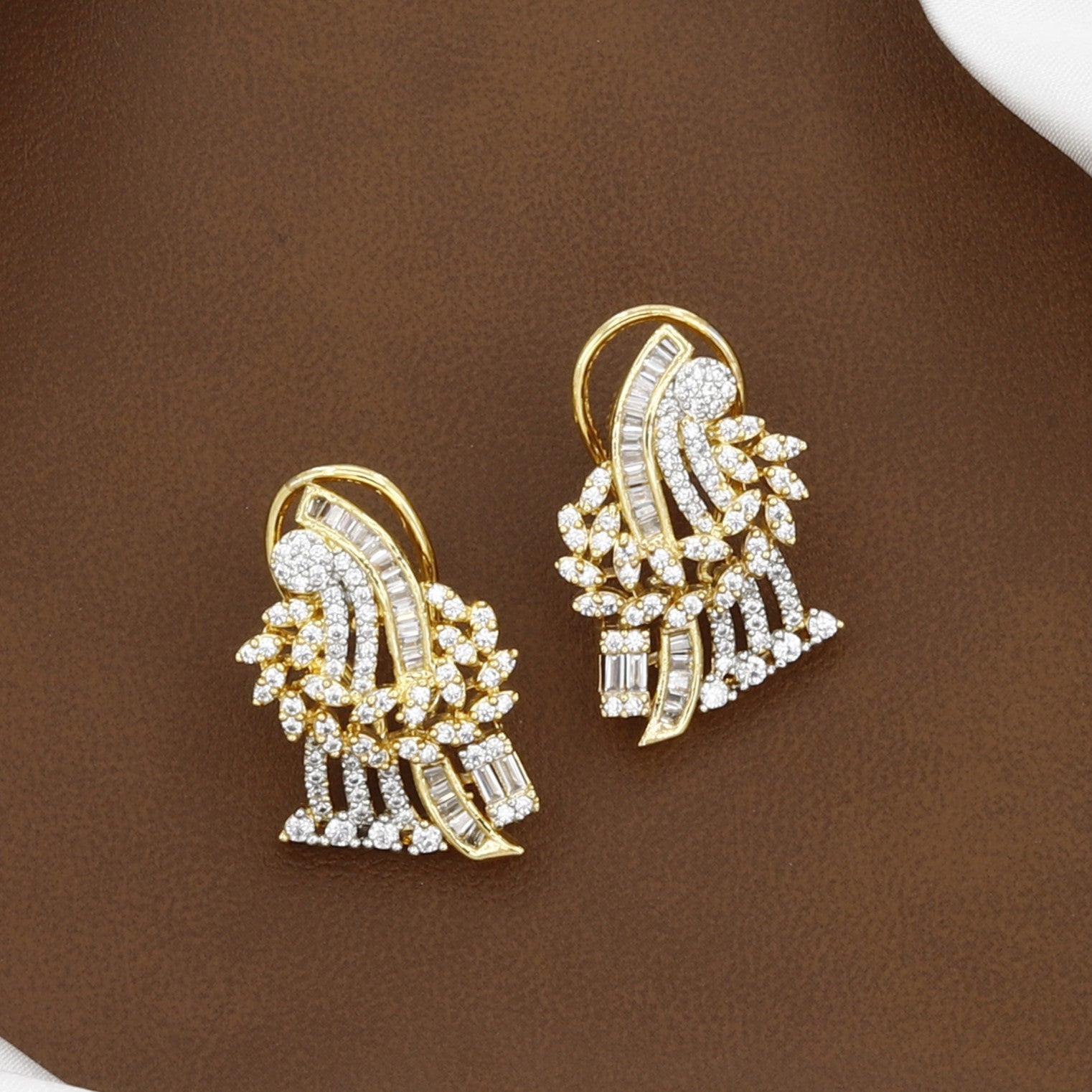 Sweeping Leaf Motif Gold & Diamond Pendant Set With Chain