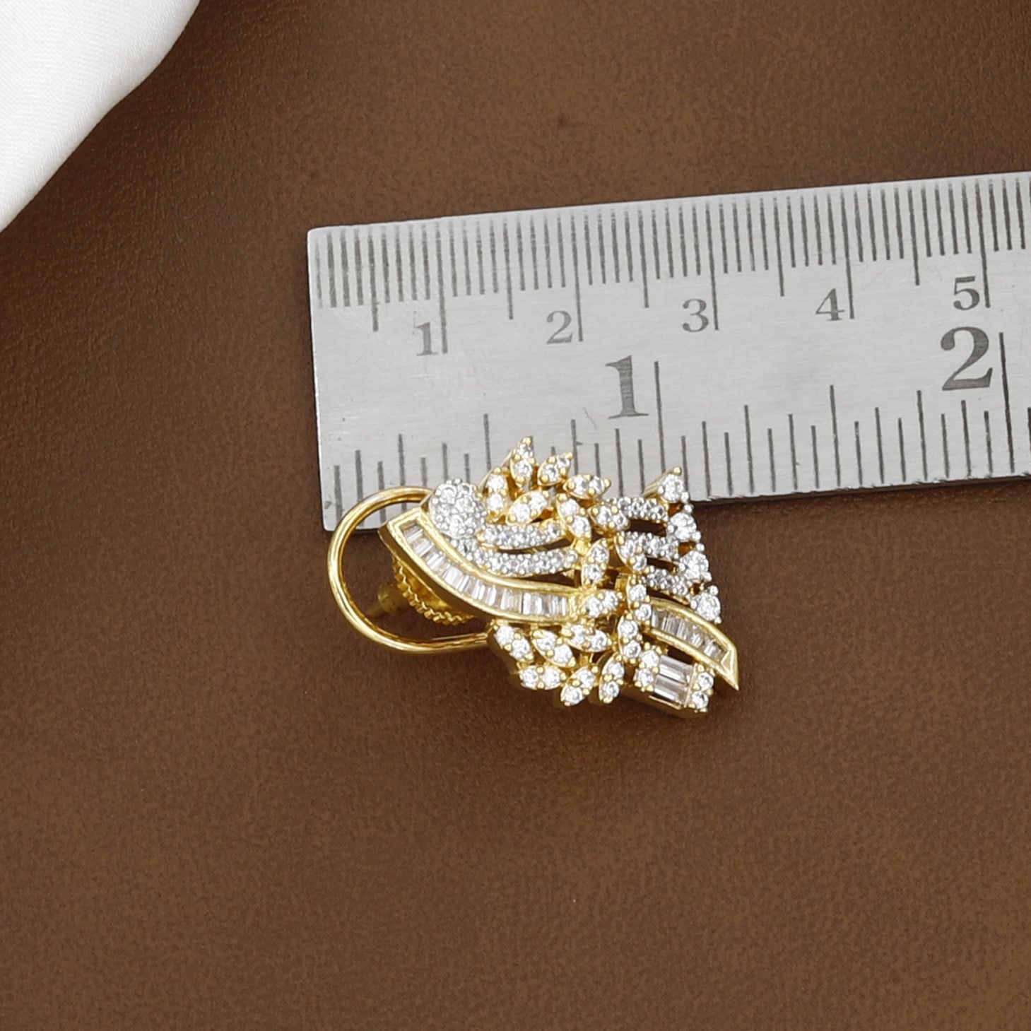 Sweeping Leaf Motif Gold & Diamond Pendant Set With Chain