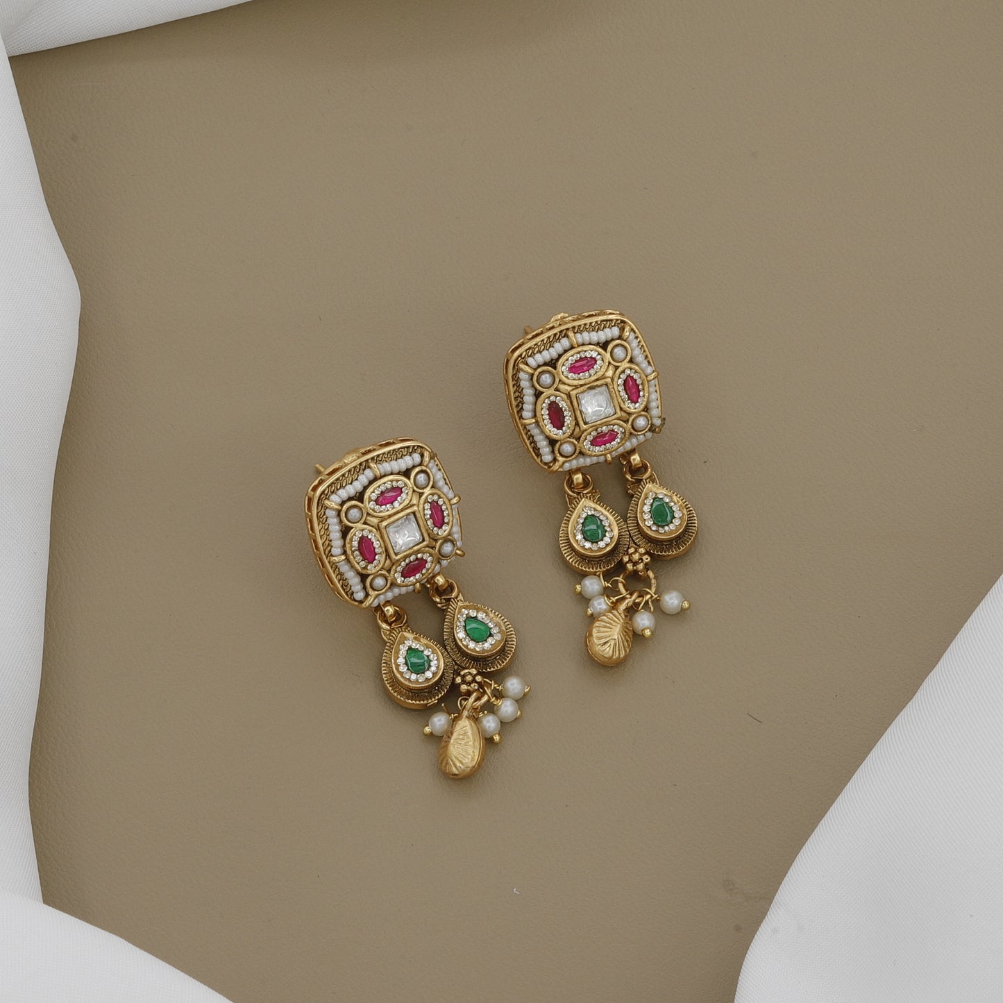 Elegant Golden Toned Rajwadi Necklace Set