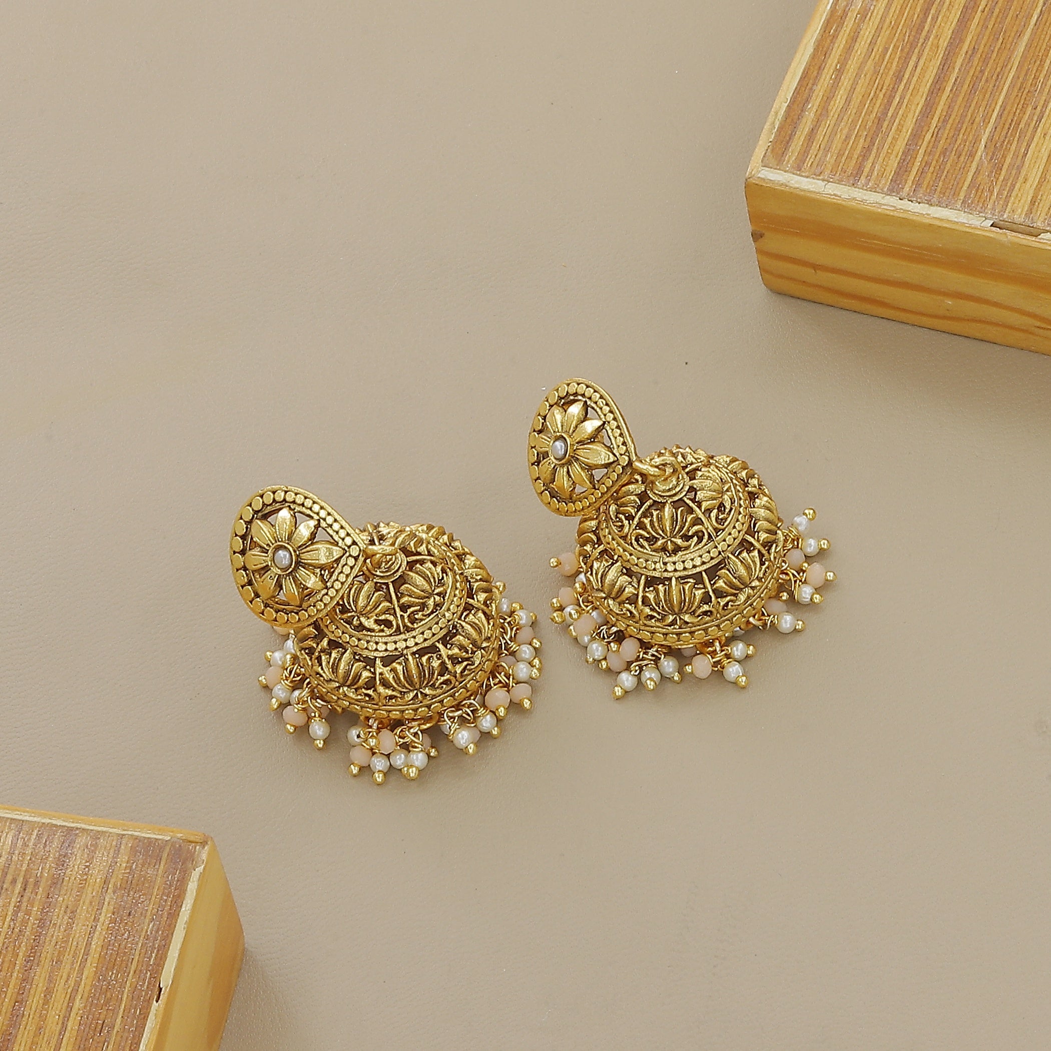 Peach & White Pearl Beaded Necklace Set with Antique Gold