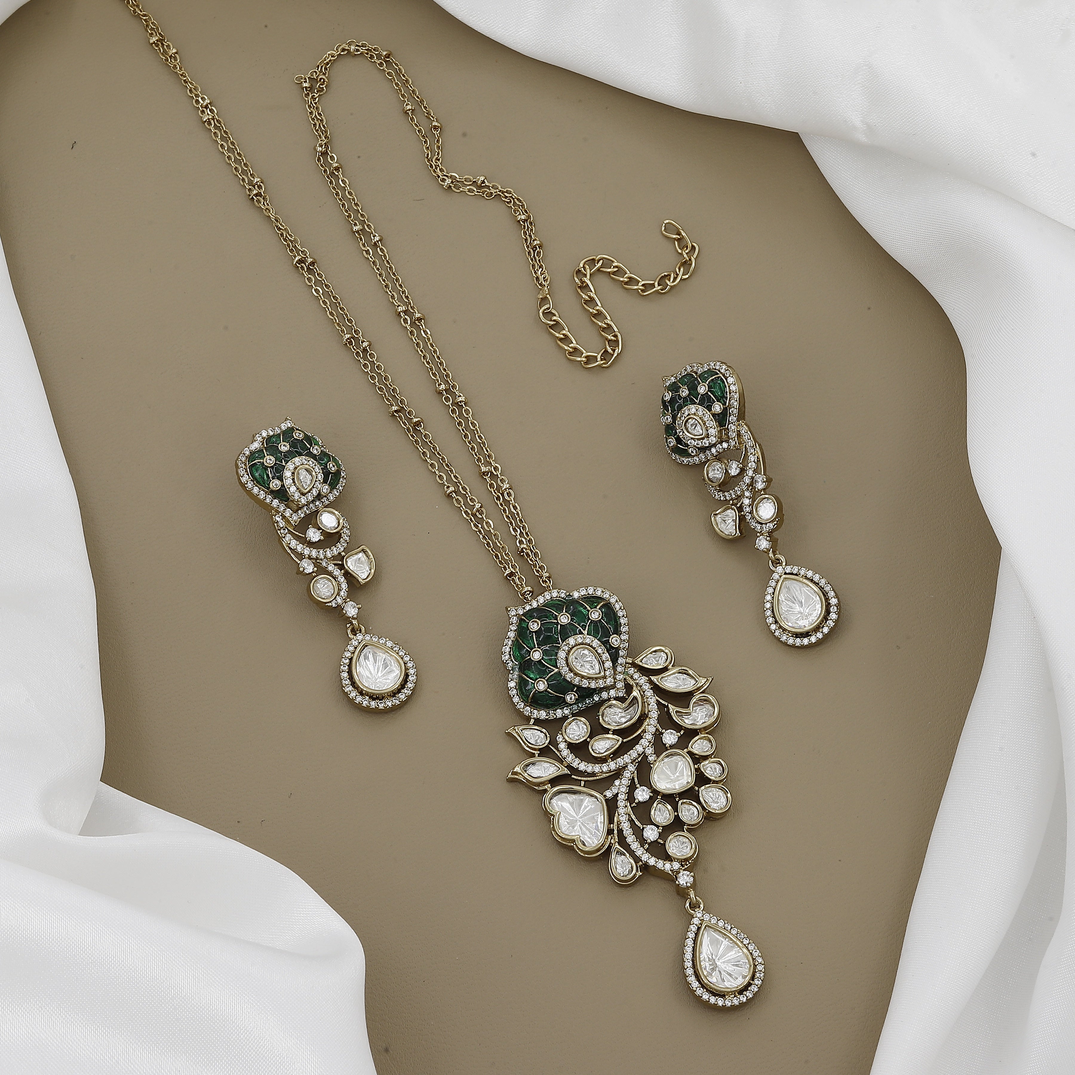 Exquisite Kundan & Polki Diamond Jewelry Set With Colors