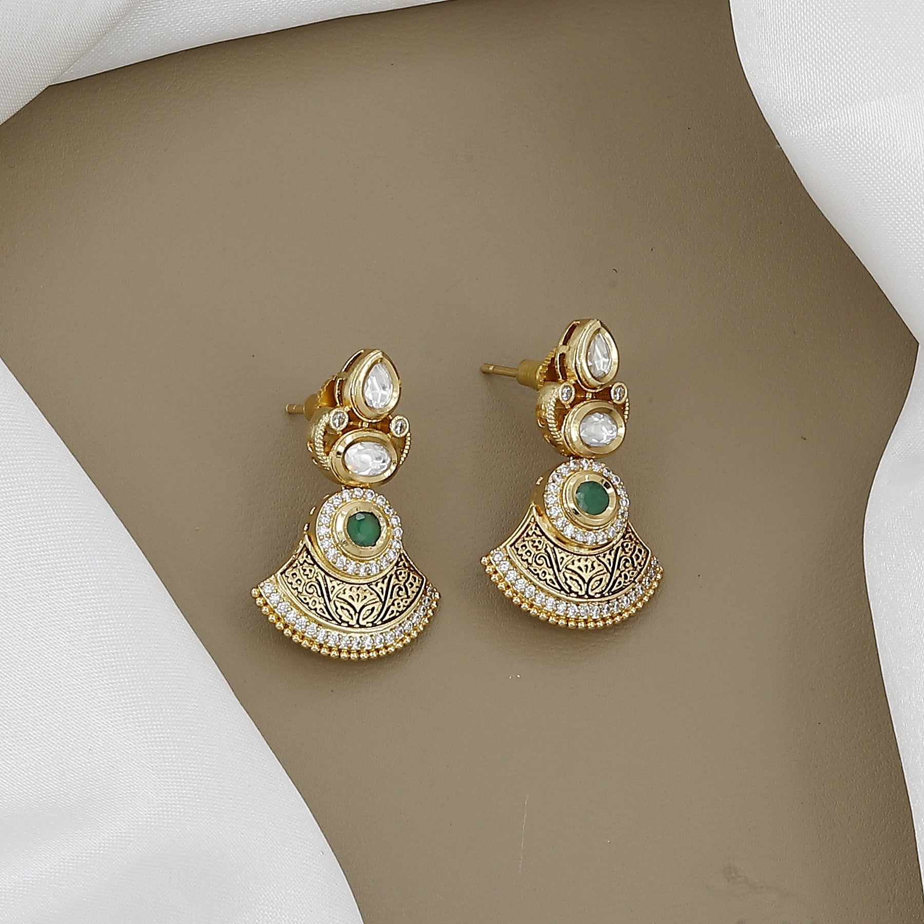 Green Kundan Necklace Set with Fan-Shaped Pendants