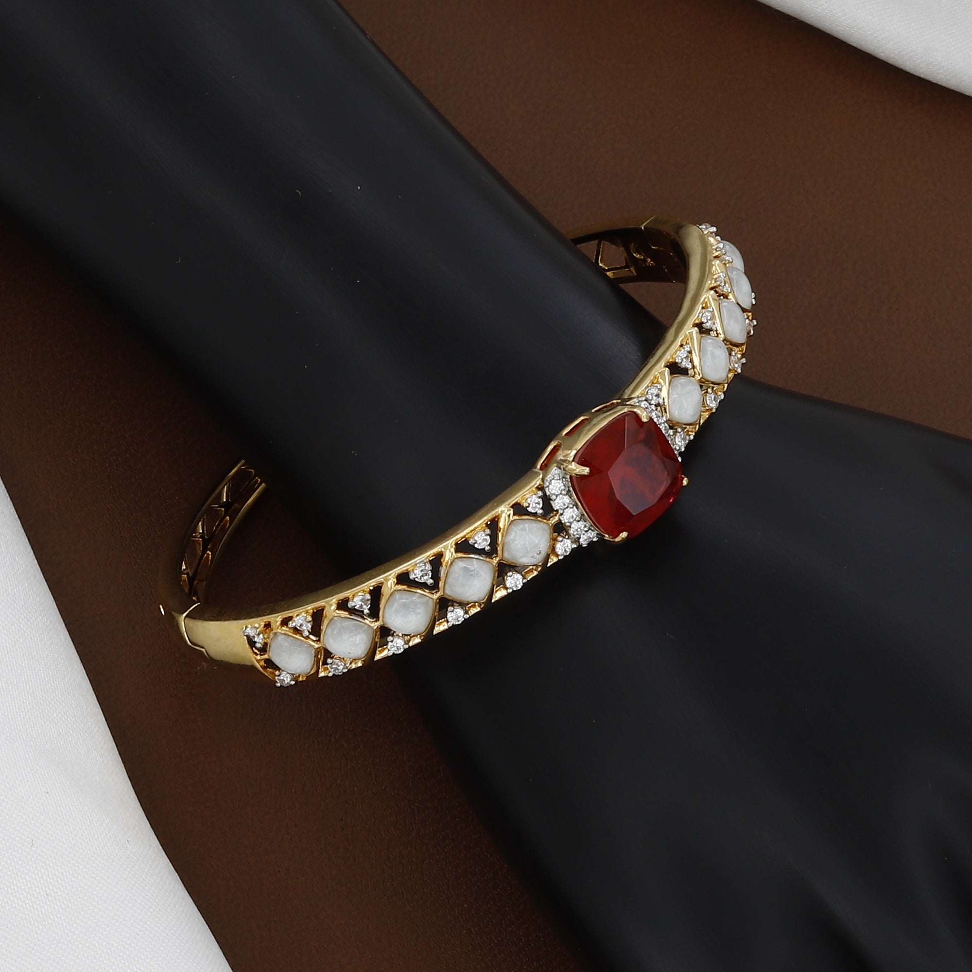 18k Gold Polished Regal Crimson Solitaire & White Stone Designer Bangle