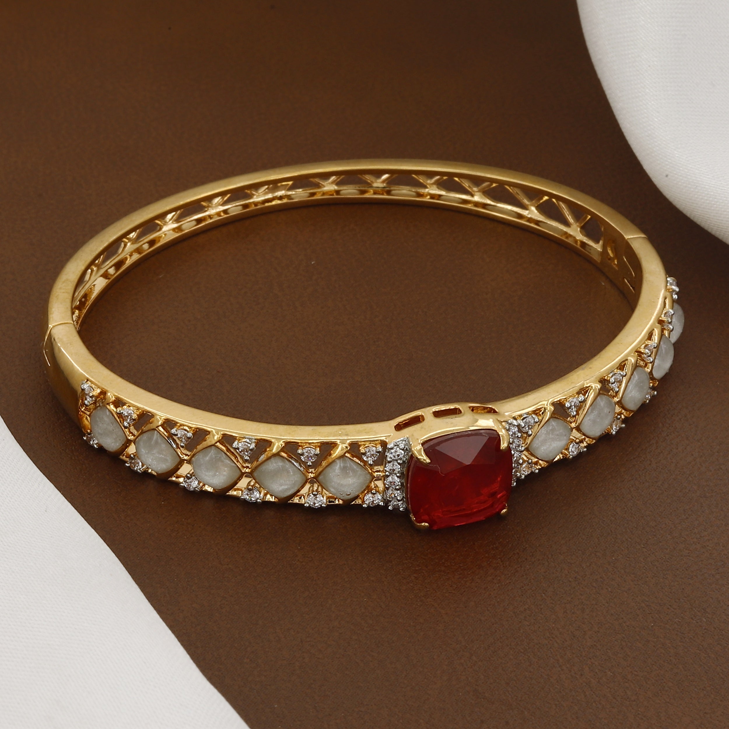 18k Gold Polished Regal Crimson Solitaire & White Stone Designer Bangle