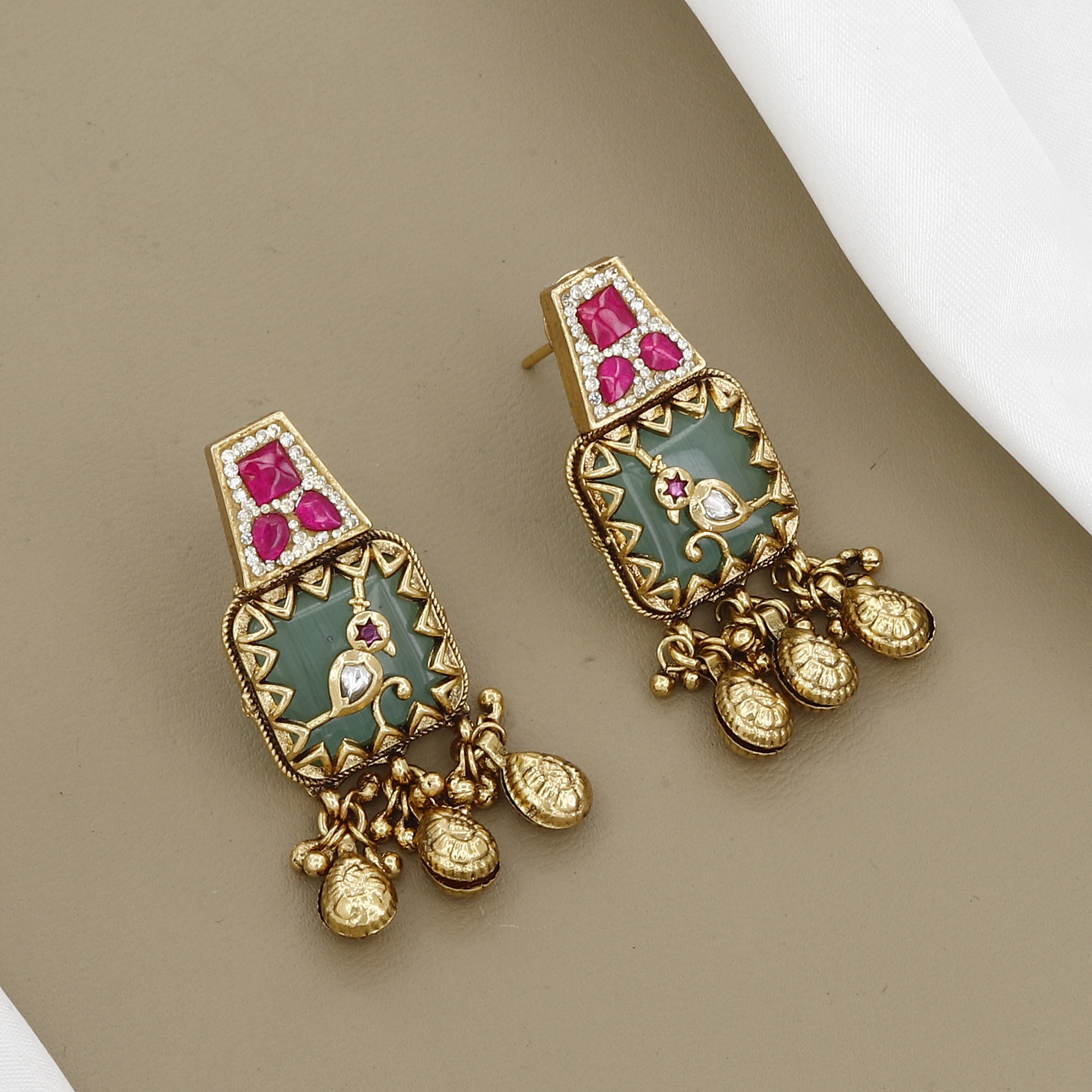 Multi-Strand Antique Gold Necklace with Emerald Green Pendant Set