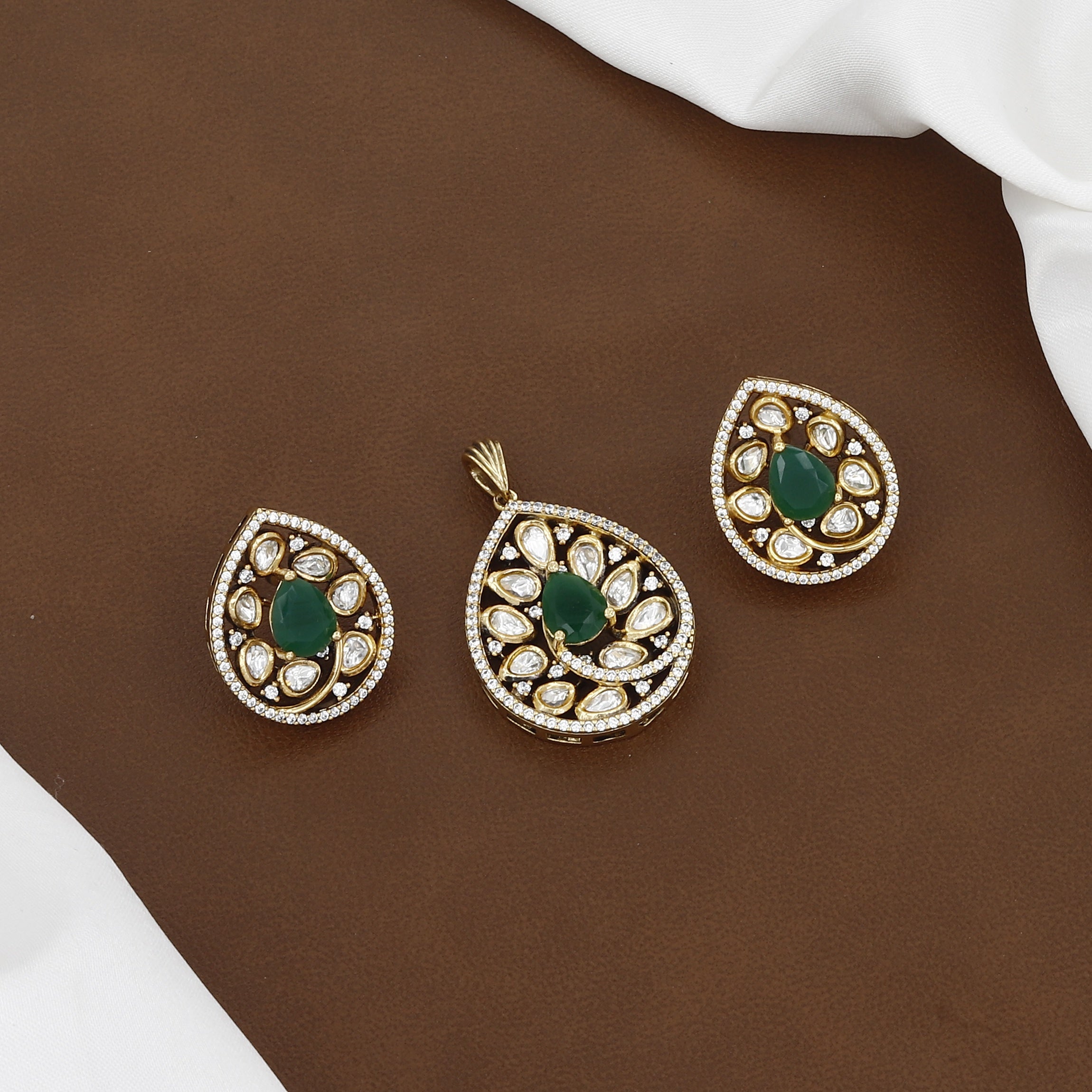 Victorian Polished Elegant Emerald Kundan Pendent Butti Set