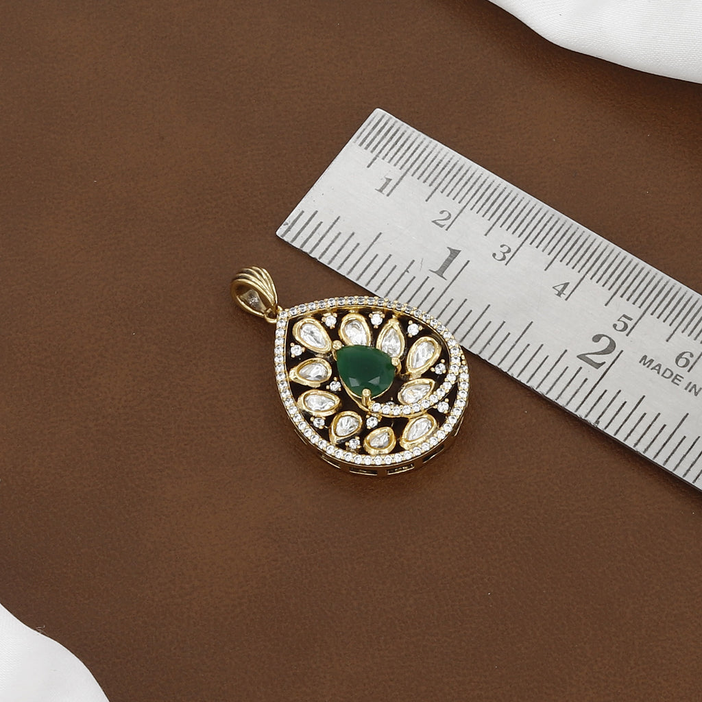Victorian Polished Elegant Emerald Kundan Pendent Butti Set