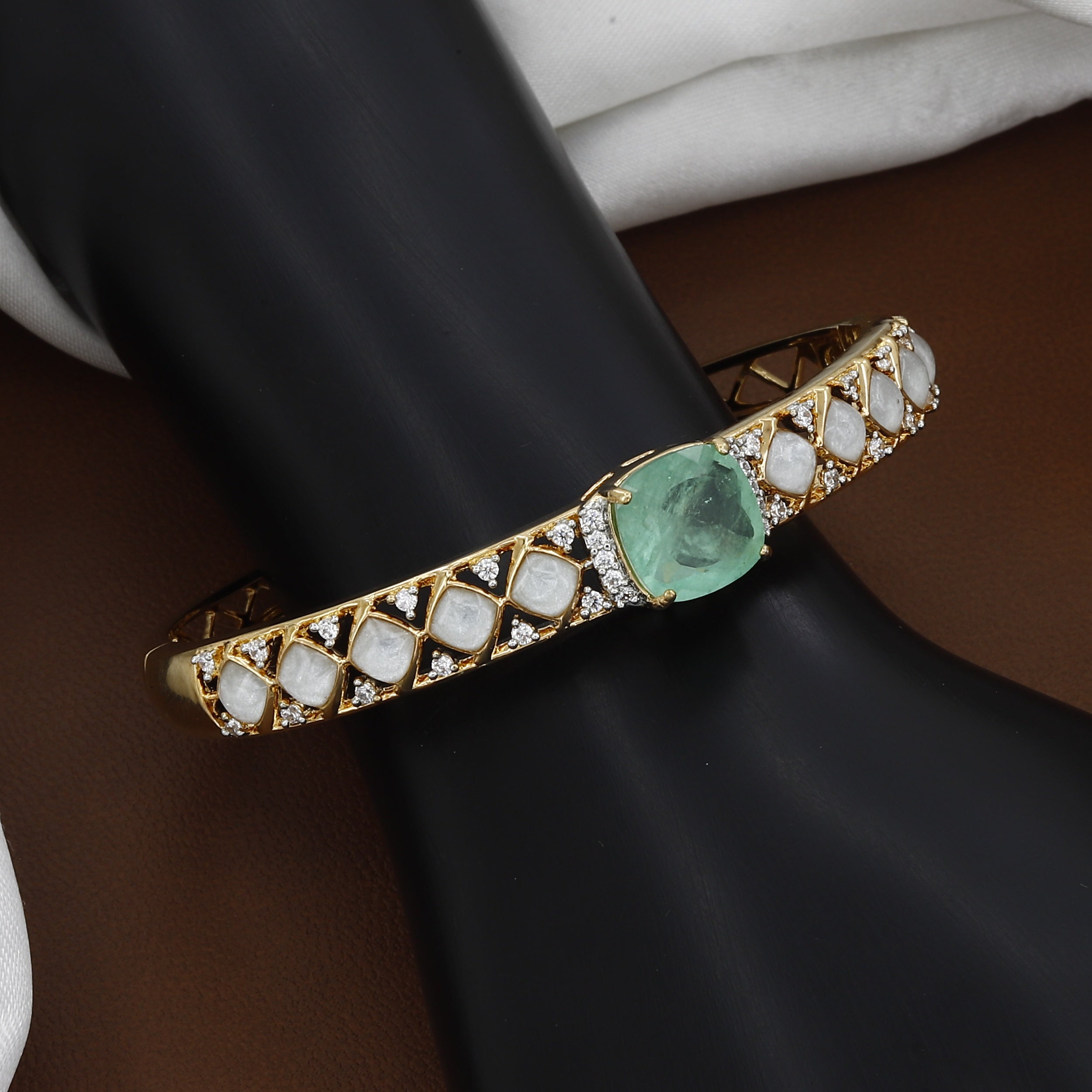 18k Gold Polished Regal Crimson Solitaire & White Stone Designer Bangle