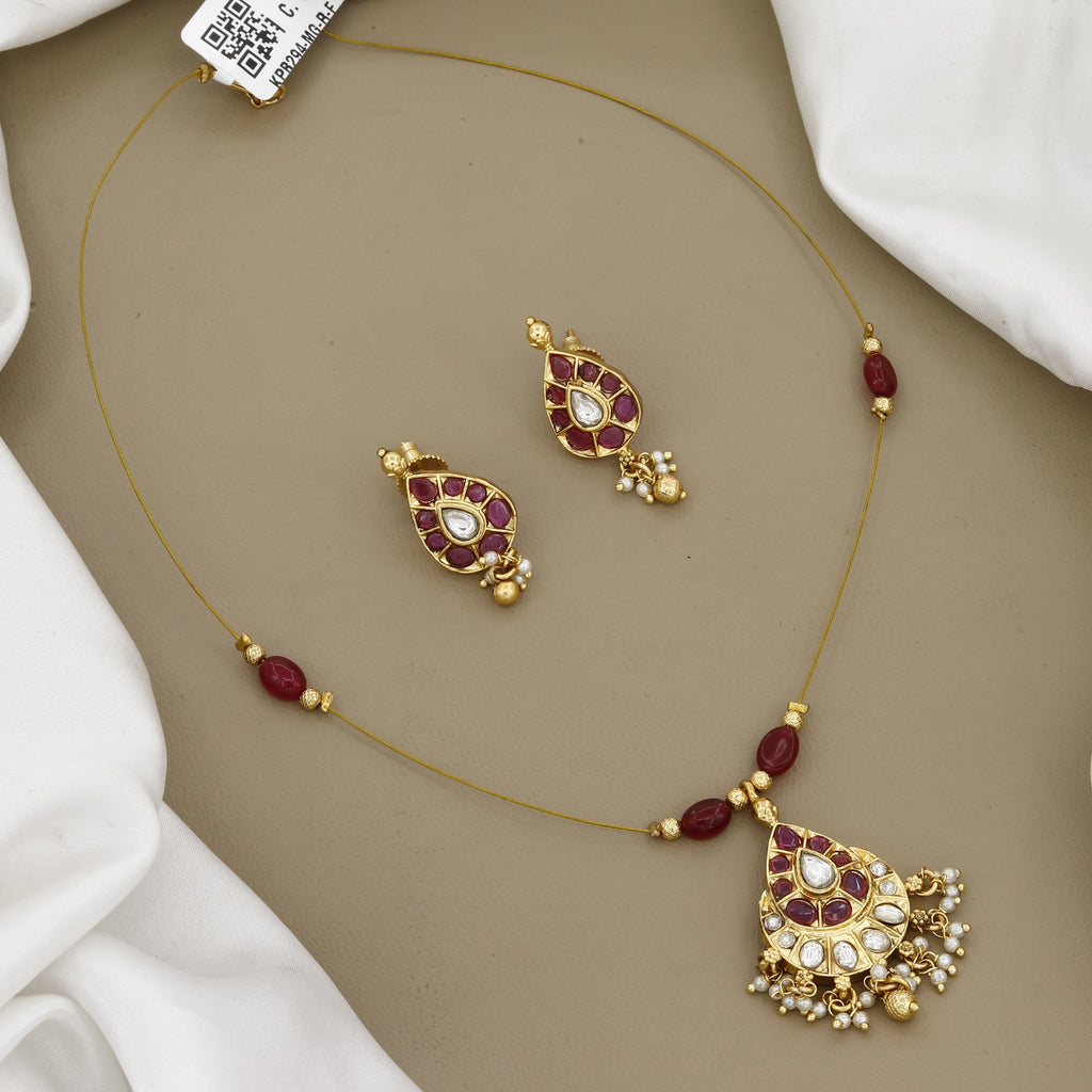 Traditional Teardrop Kemp Pendant Necklace with Green Bead Accents