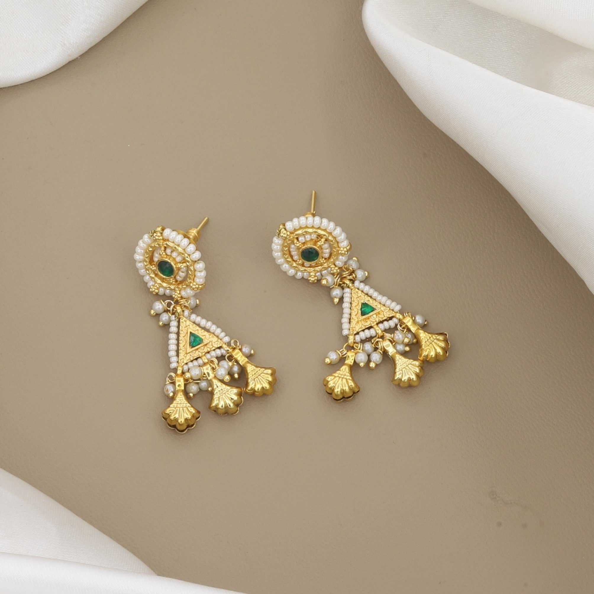 Antique Gold Triangle Motif Necklace Set with Pearls & Emeralds