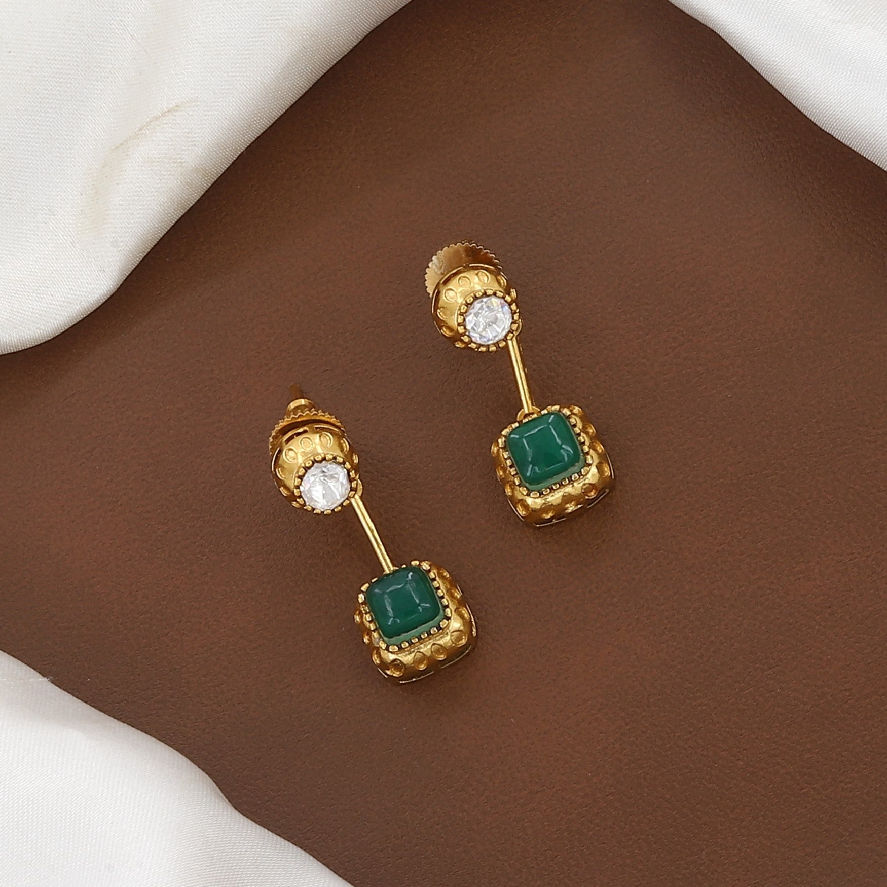 Matte Gold Plated Y-Necklace Set with Emerald Green & Kundan Stones