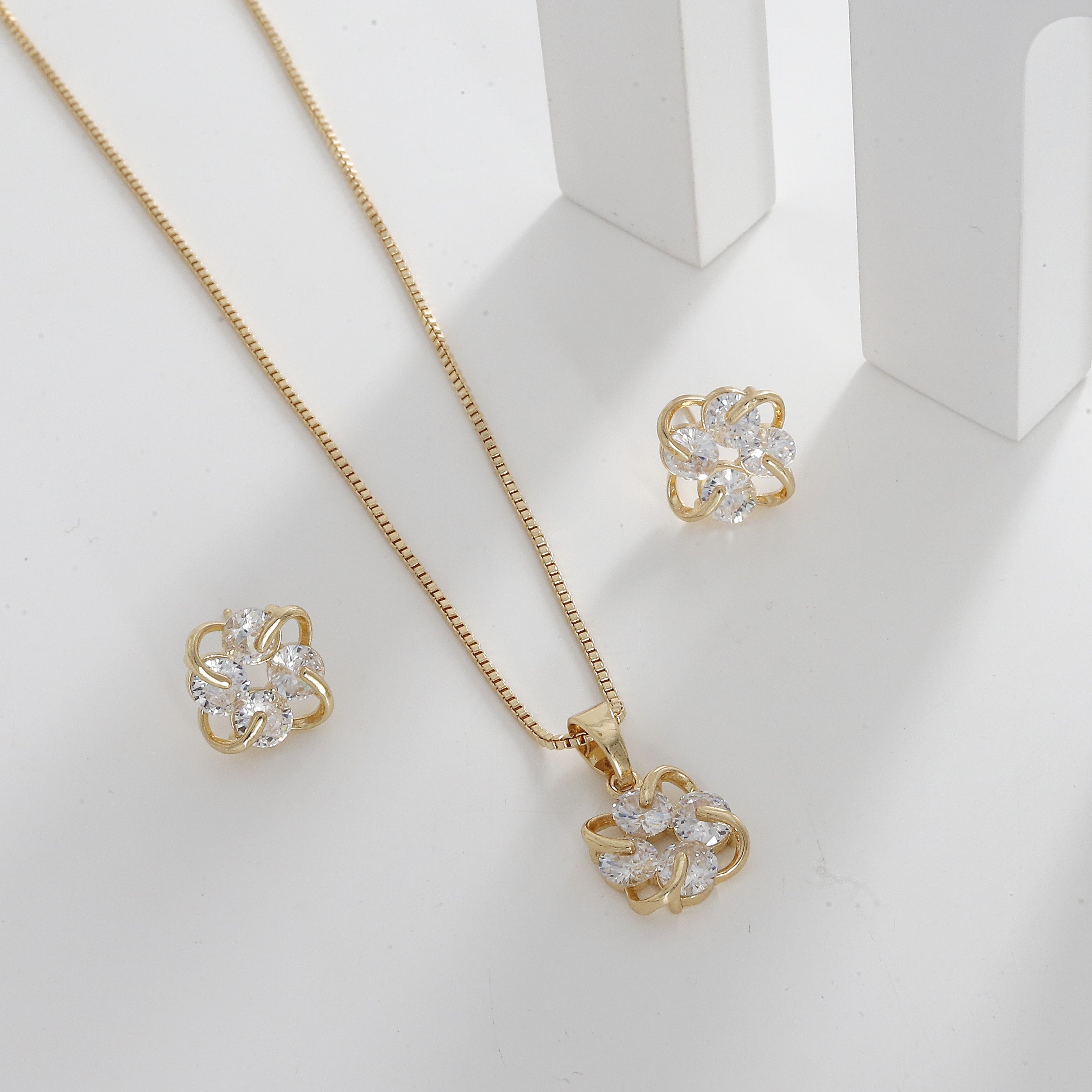 18k Gold Polished Premium Diamond Pendent Set