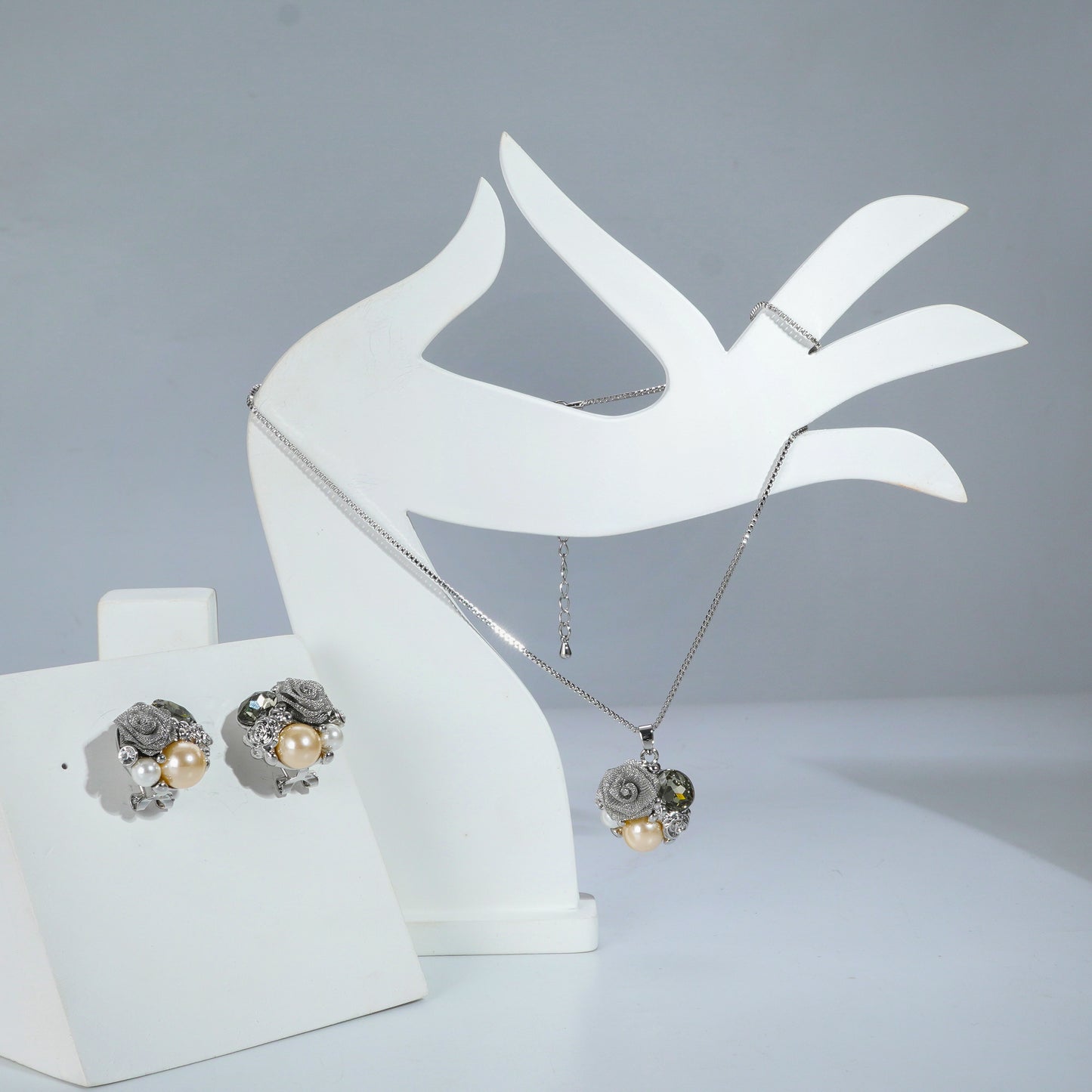 Trendy Silverpolished Swarovski Flower Design Pendent Set