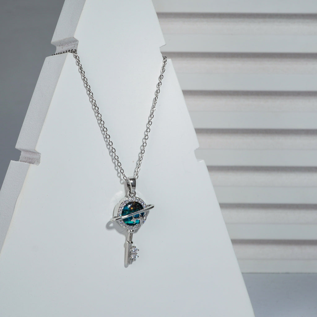 Silverpolished Key Design Western Pendent Chain
