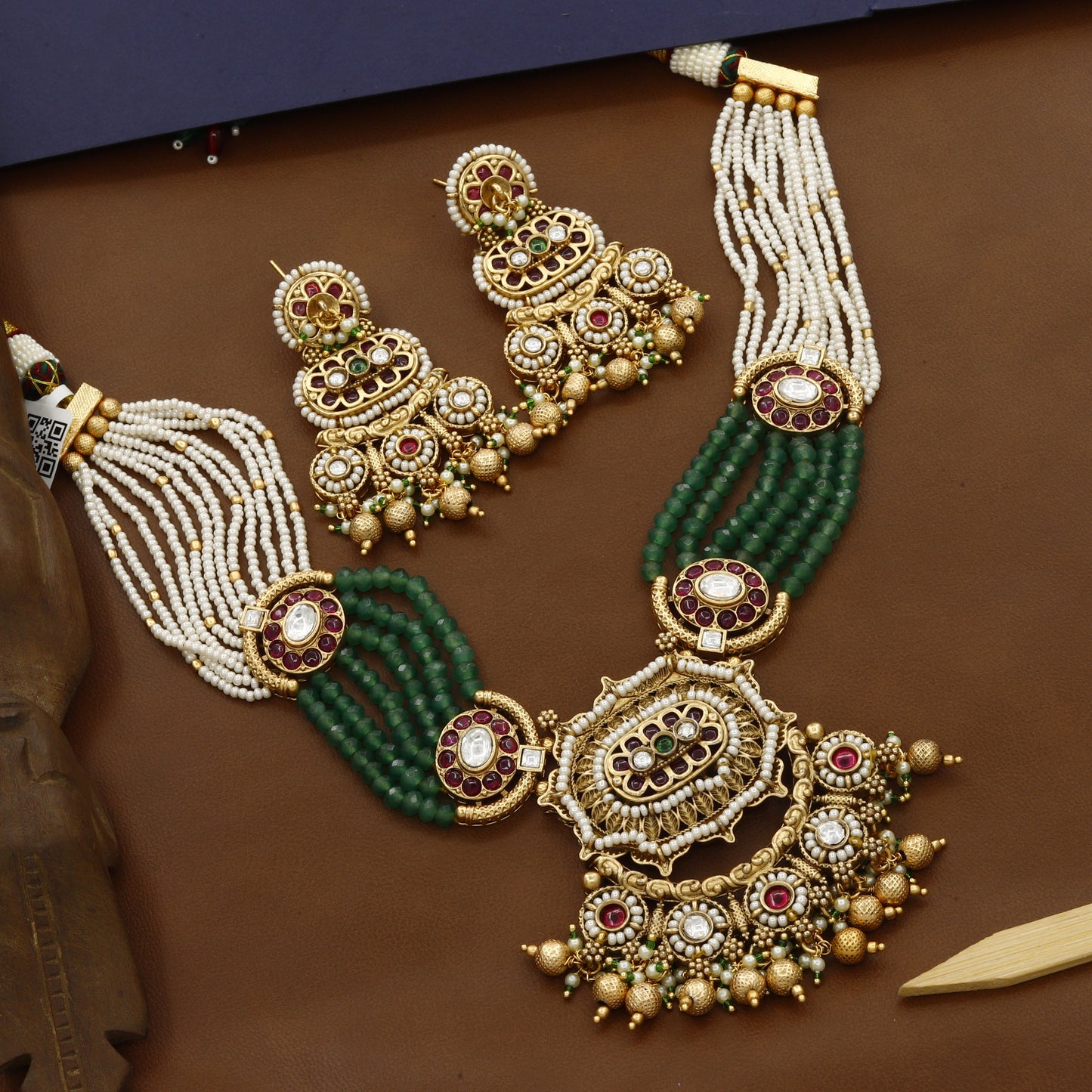 Big Pendent Short Moti Border Choker Set