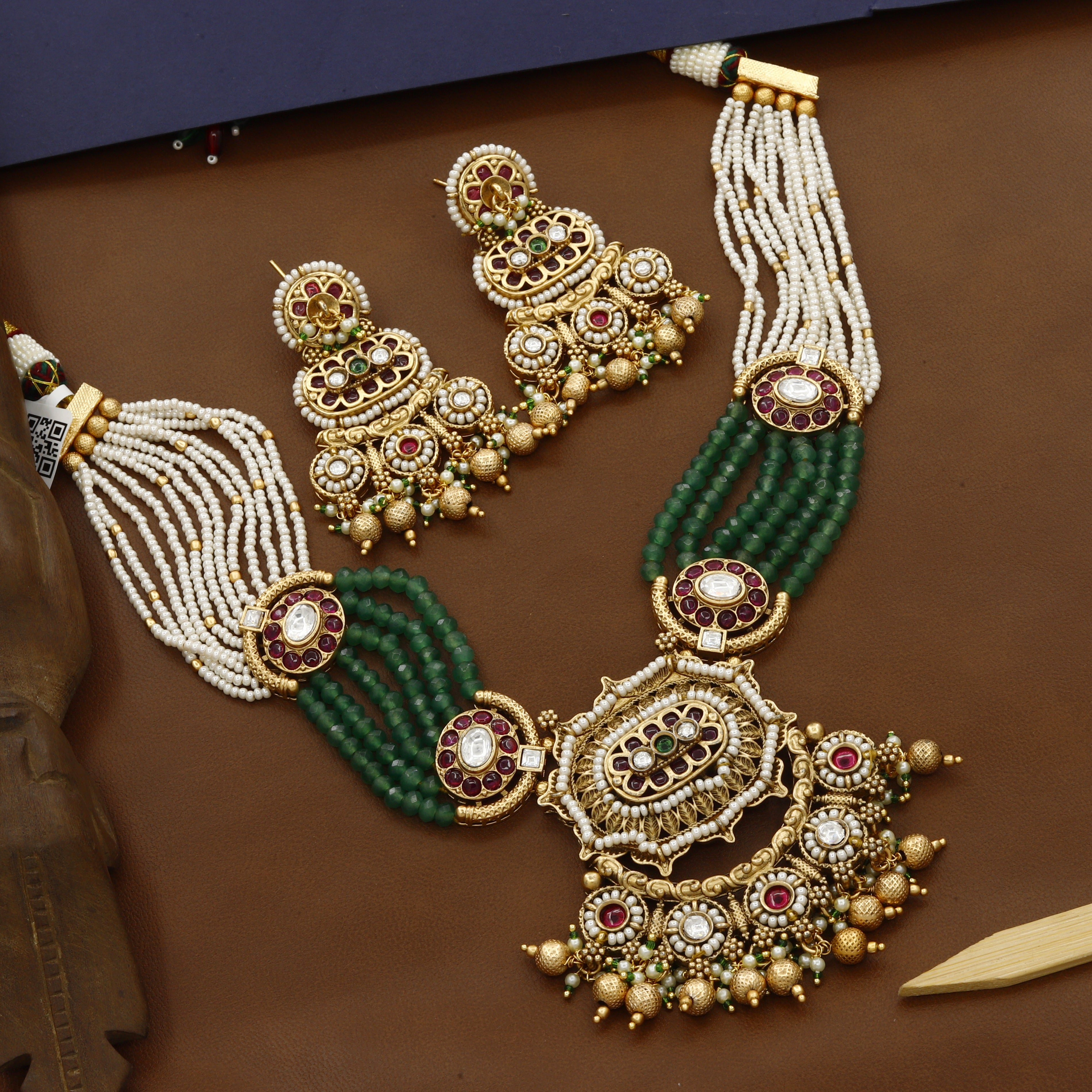 Big Pendent Short Moti Border Choker Set
