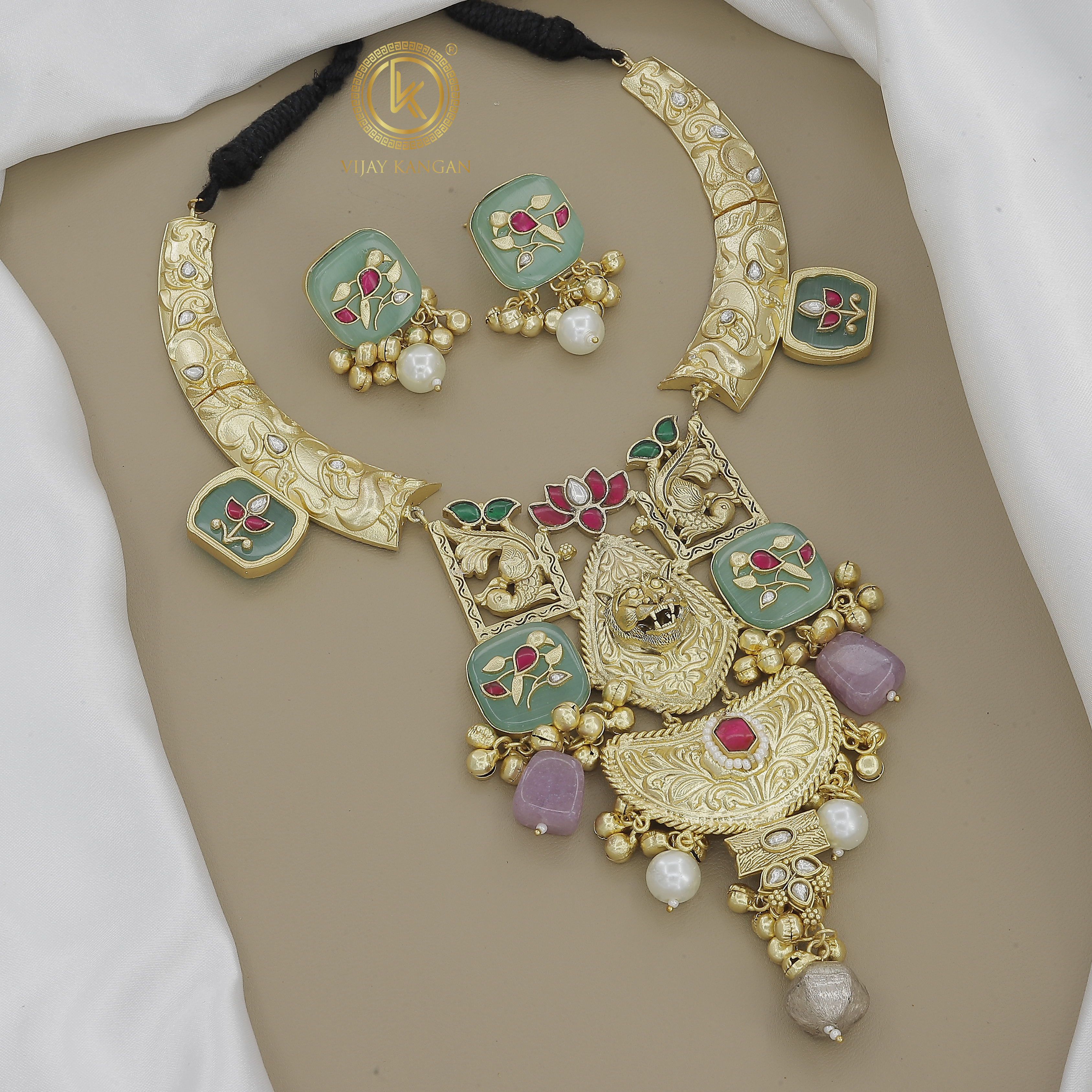 Elegant Gold Plated Hasli Choker with Kundan, Enamel