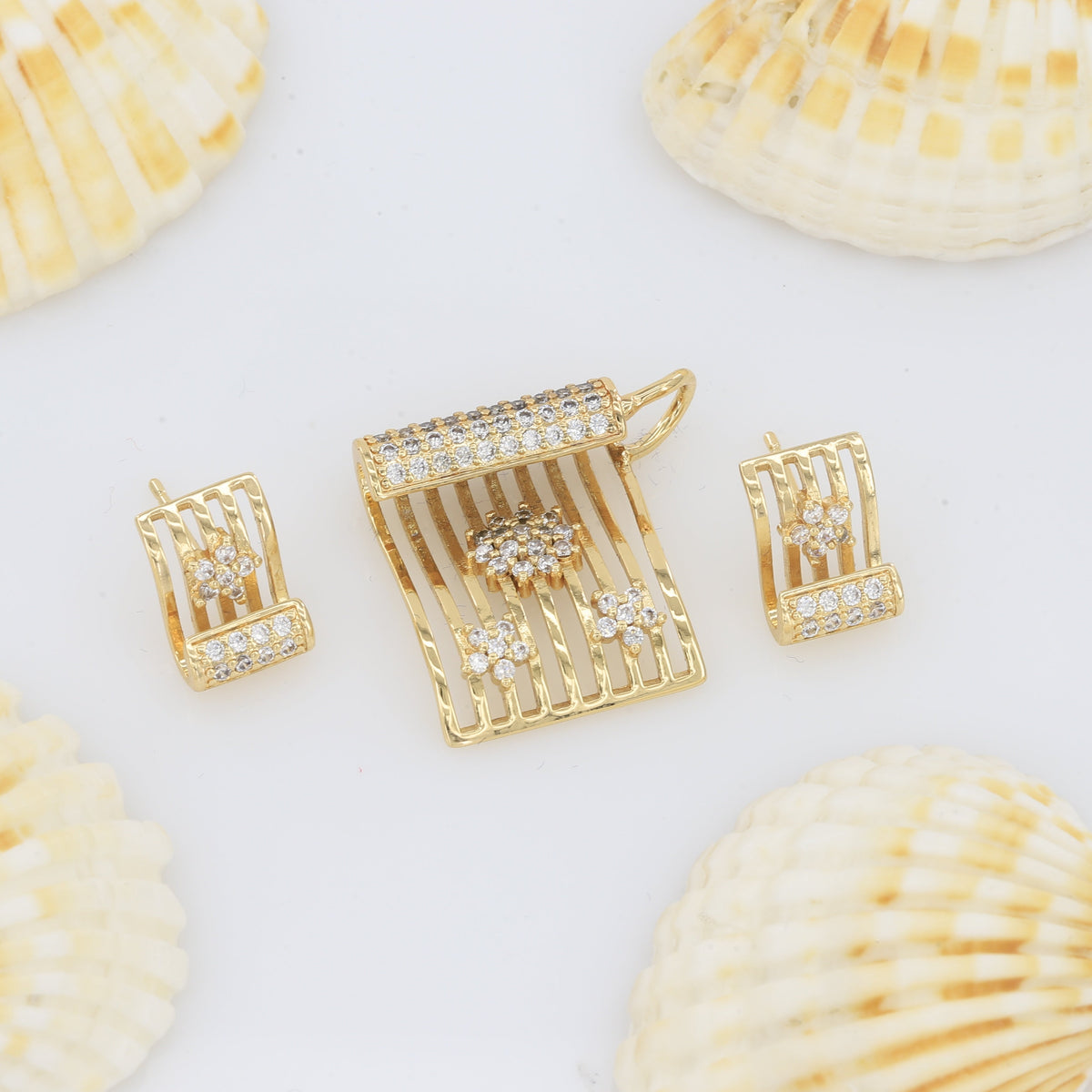 Unique Shape Diamond Pendant Butti