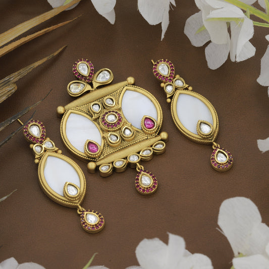 Antique Kundan Pendant Butti