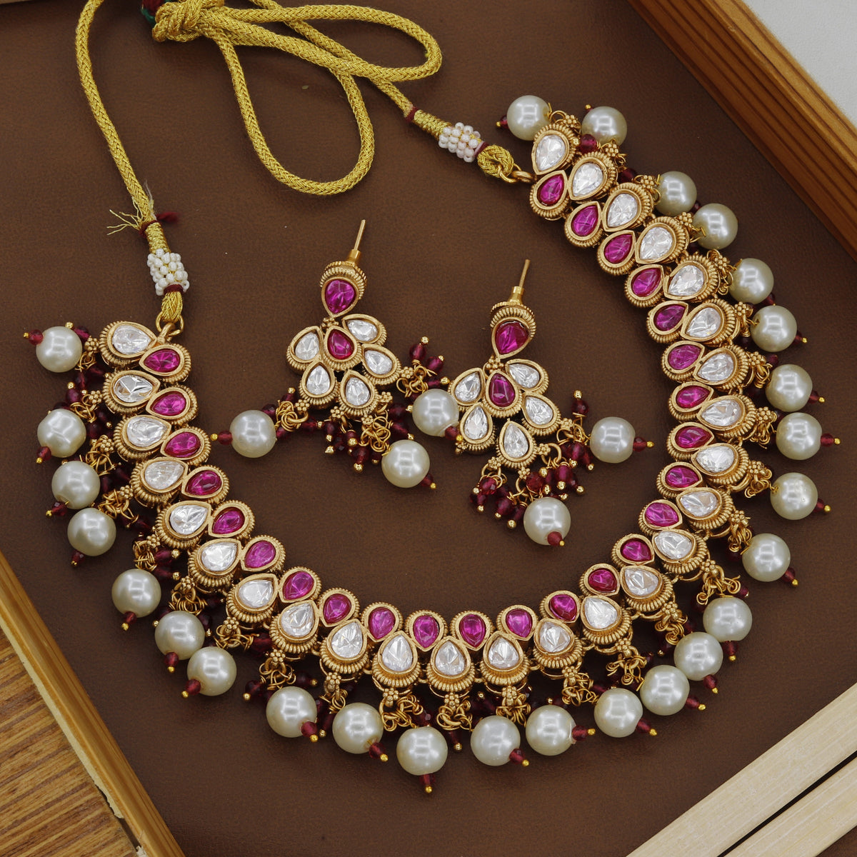 Jadtar Antique Necklace For Women With Tikka