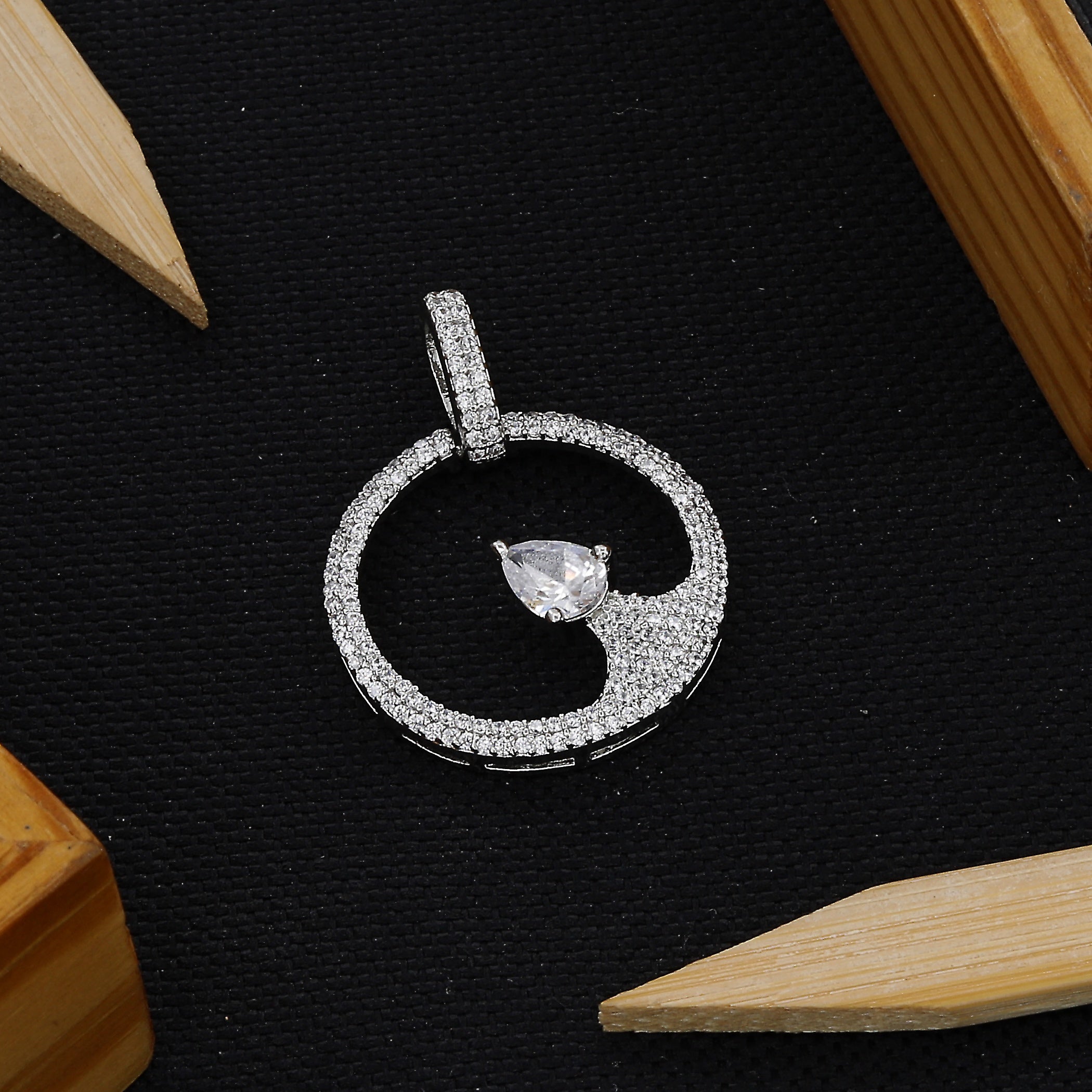 Silver Circle Shape Diamond Pendent Butti